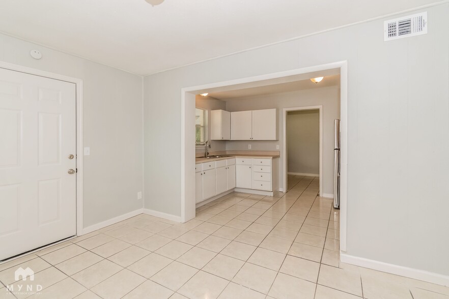 Building Photo - 1033 Busac Ave