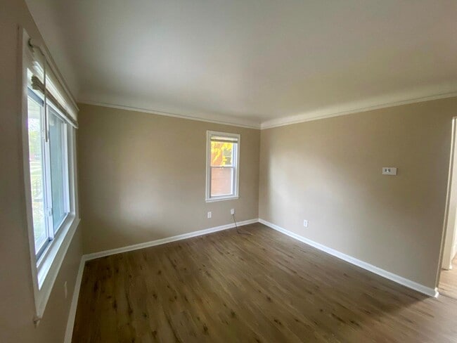 Building Photo - This beautifully updated 3-bedroom, 1-bath...