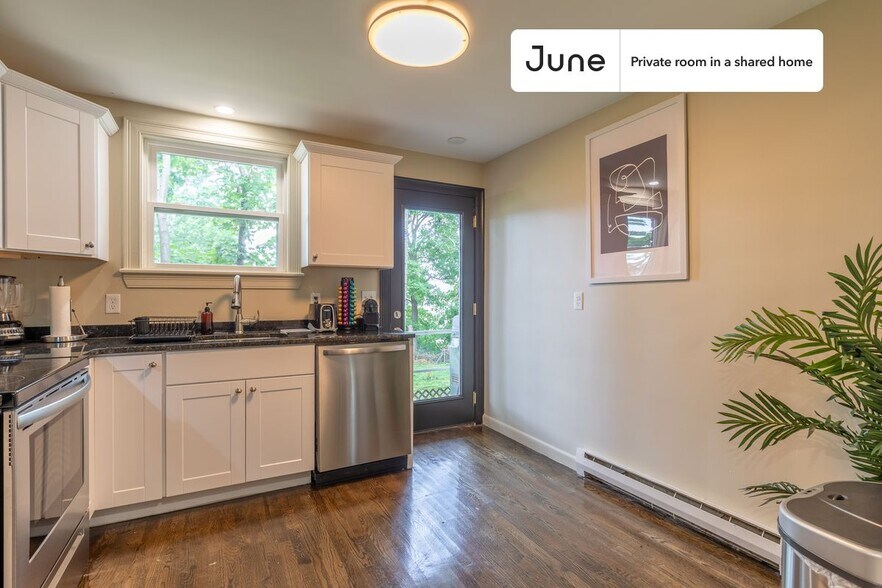 Building Photo - Room in Shared 6 bed/4 bath home