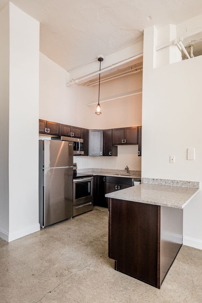 Building Photo - Loft Style One Bed