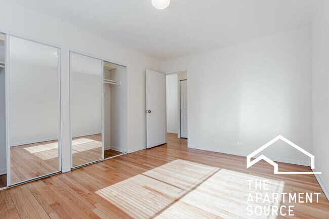 Building Photo - 424 W Oakdale Ave