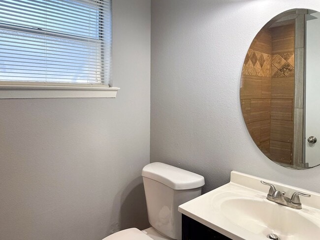 Building Photo - 3 Bedroom / 2 Bath / 2 Car Garage in Quiet...