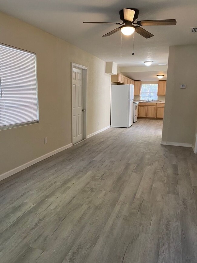 Building Photo - Move-in ready 4bed/1bath single family hom...