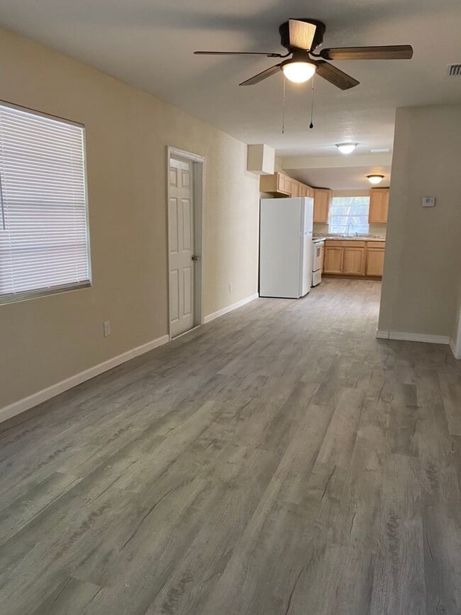 Building Photo - Move-in ready 4bed/1bath single family home!
