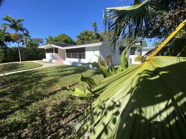 Building Photo - 1101 Bay Dr