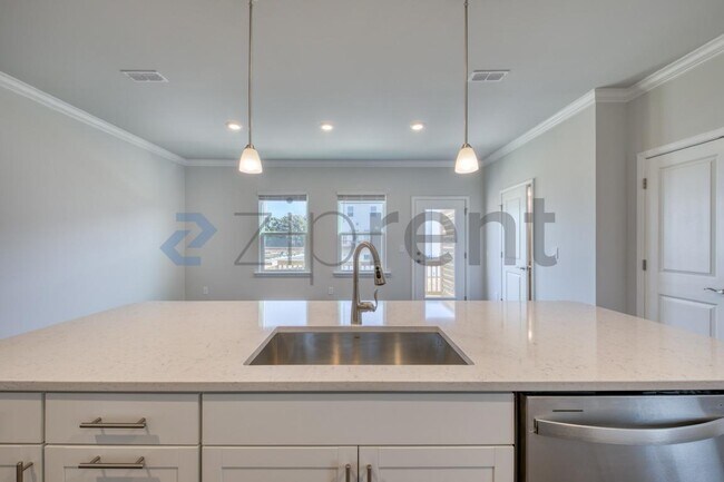 Building Photo - 1467 Hasse Ave