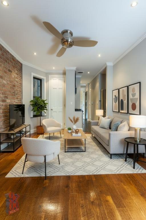 Building Photo - 309 E 8th St