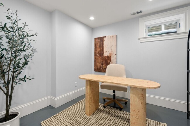 Building Photo - Amazing 3 bed 3 bath in Allston