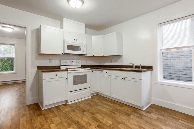 Building Photo - Welcome home to this newly renovated 2 bedroom top floor apartment