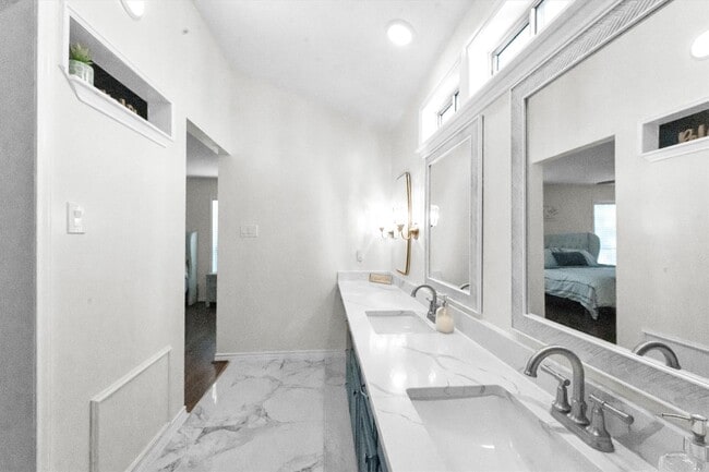 Building Photo - 22425 Augusta Dr