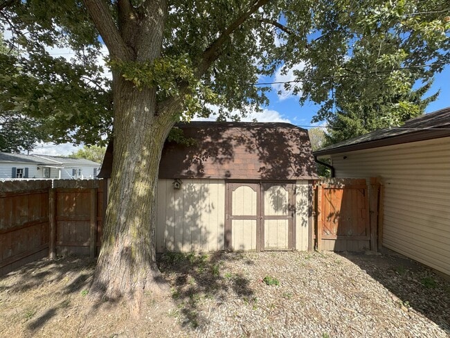 Building Photo - 1708 Syracuse Dr