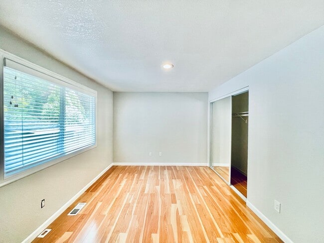 Building Photo - Beautifully Renovated 5 Bedroom House with Large Yard!