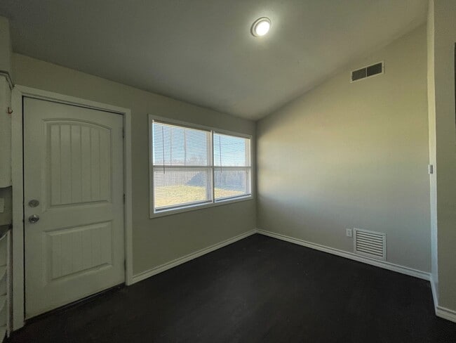 Building Photo - Pre-Leasing 4 bed 2 bath