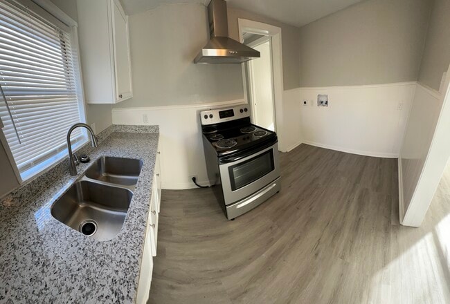 Building Photo - 2919 Le Tulle Ave