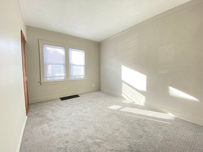 Building Photo - 261 Vine St