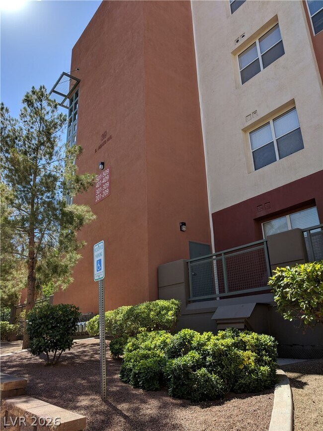 Building Photo - 39 E Agate Ave