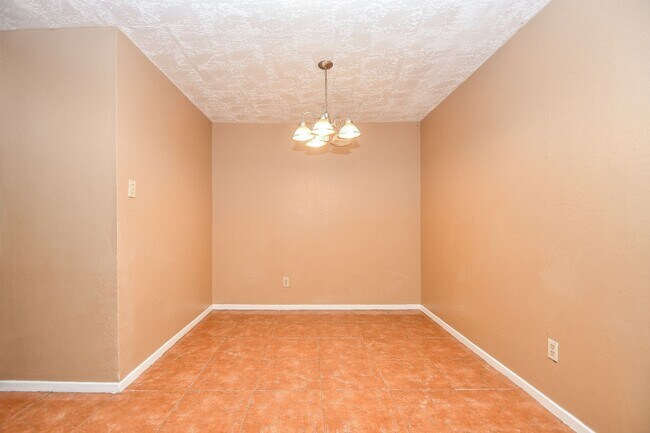 Building Photo - Nice duplex is back on the market