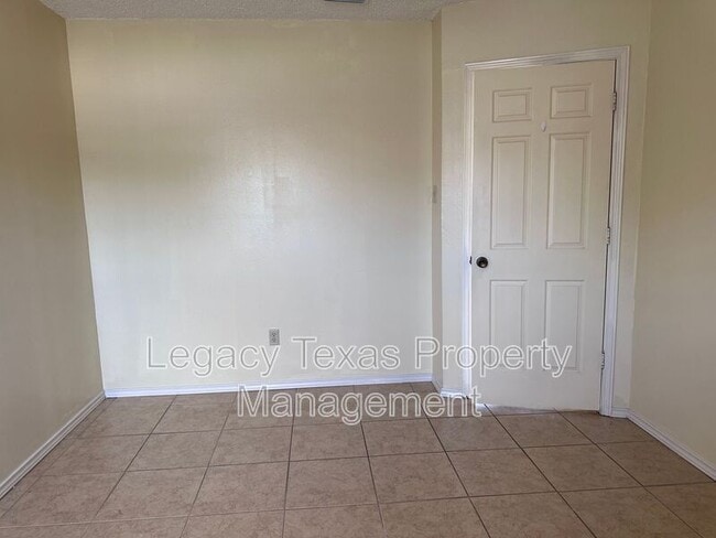 Building Photo - 1412 Courtney Pl