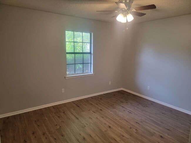 Building Photo - Fantastic location! This end unit offers the perfect blend of convenience and accessibility.