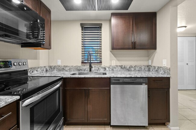 Building Photo - 1631 SE Green Acres Cir
