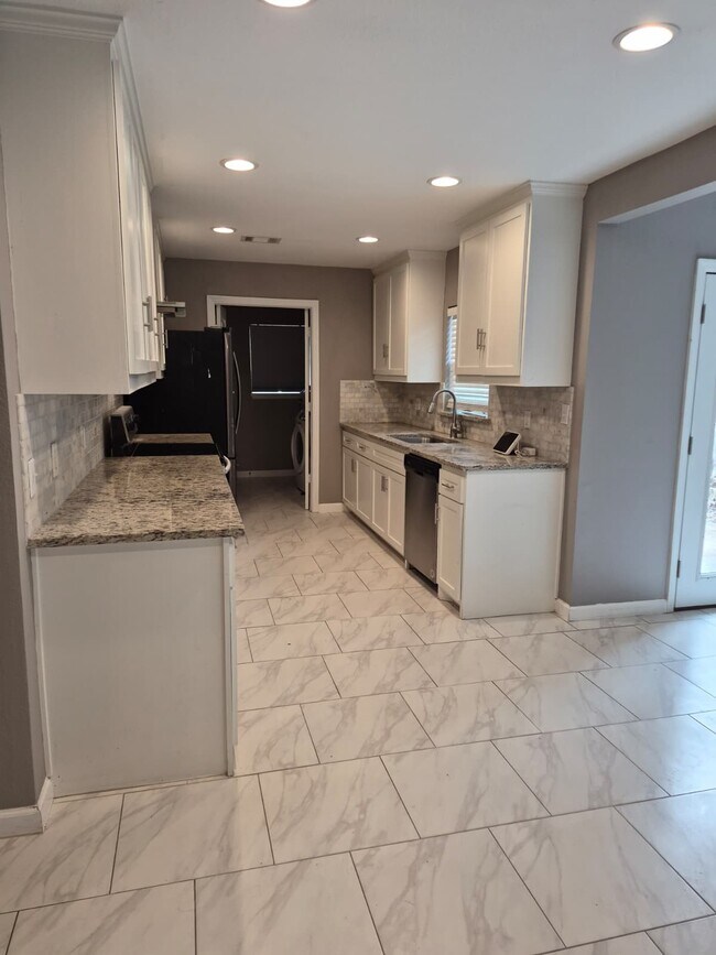 Building Photo - 15735 Munson Ln