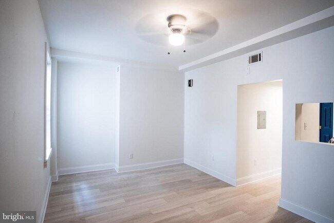 Building Photo - 1221 N Randolph St