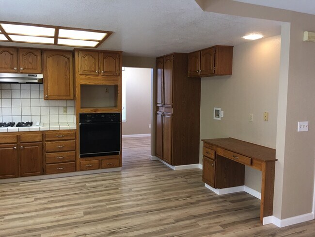 Building Photo - Large two story near the mall!