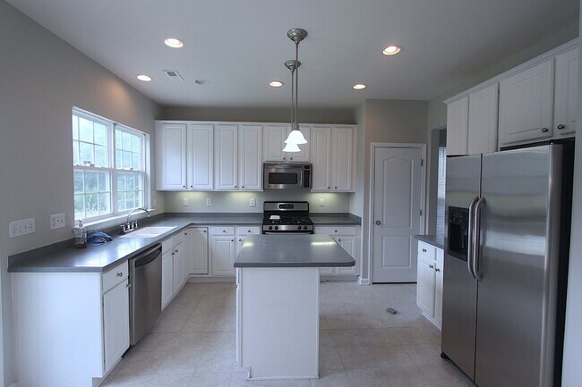 Building Photo - Well maintained 4 bedroom home with a golf course view!