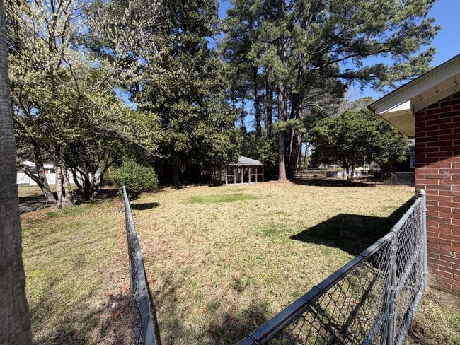 Building Photo - 1008 W Arlington Blvd