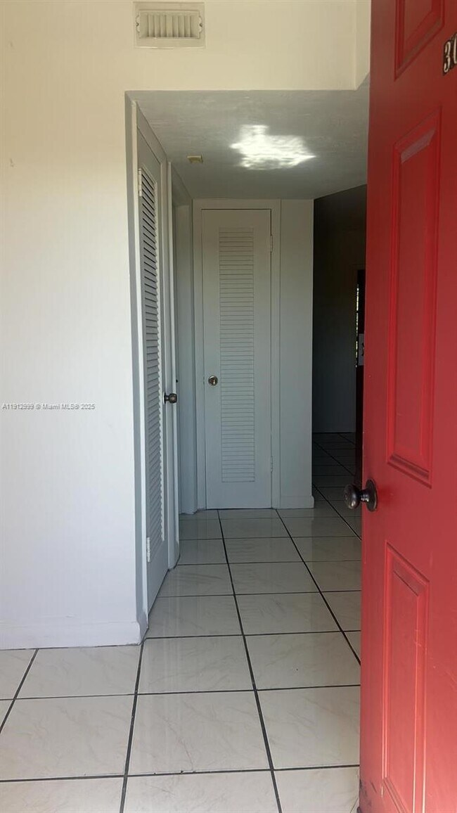 Building Photo - 1501 NE 191st St