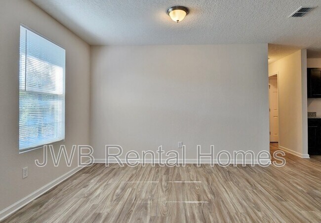 Building Photo - 7914 Pipit Ave