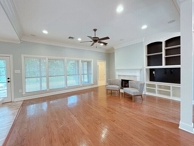 Building Photo - 3919 Meadow Ridge Dr