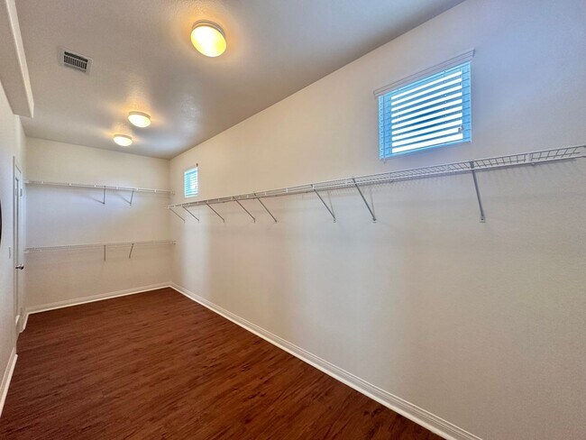 Building Photo - Stunning 3BR+Den Tuscan Villa in Torrey Del Mar - Your Dream Home Awaits