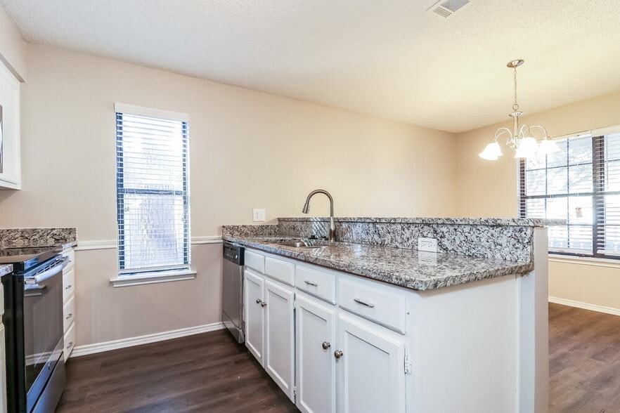 Building Photo - 2808 Barnes Dr