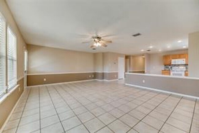 Building Photo - Freshly Updated 3 bedroom spacious beauty!!
