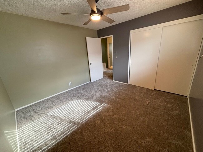 Building Photo - 3 bedroom home in Lakewood available now