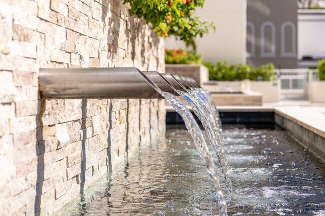 Building Photo - 101 S Fort Lauderdale Beach Blvd