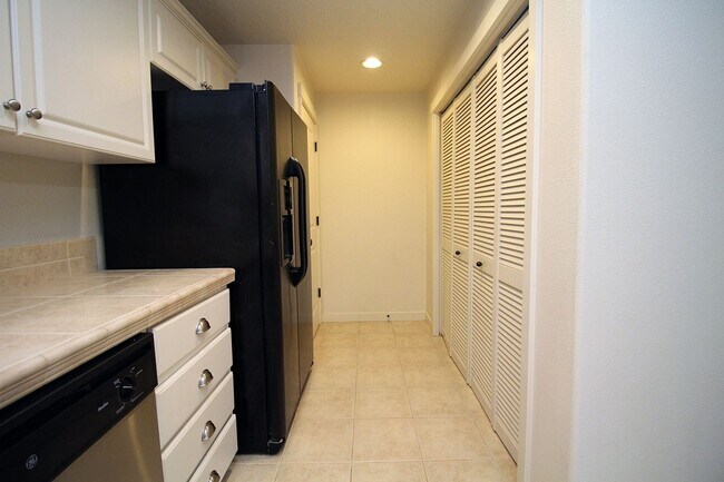 Building Photo - Tanasbourne 2 Bed 1 Bath Townhome
