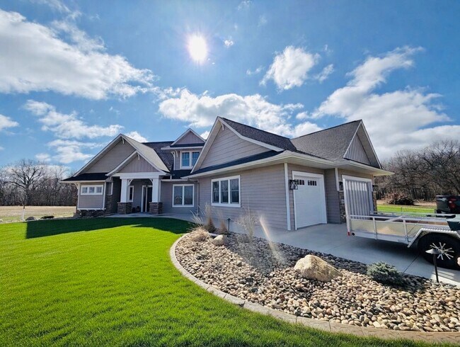 Building Photo - MUST SEE!  Gorgeous - Fully Furnished - New Construction Home in Delano.  No Detail Left To Be De...