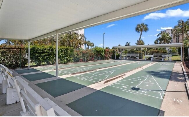 Building Photo - 7300 Sun Island Dr S