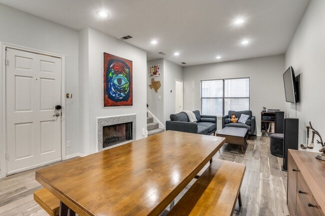 Building Photo - Delightful 2-Bed, 1.5 Bath in Prime Dallas...