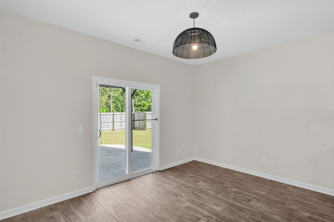 Building Photo - 4 Bedroom 3 Bath Home Located in Shell Poi...