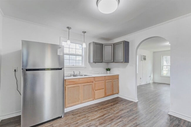 Building Photo - 607 N Speed St