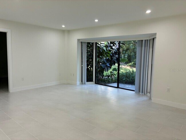 Building Photo - 5999 Village Cir N