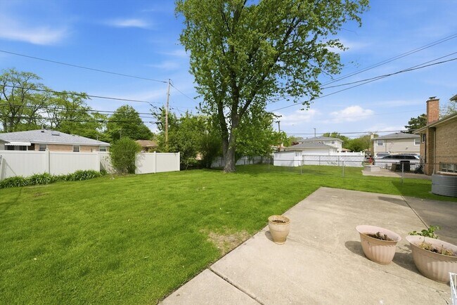Building Photo - 9536 Tripp Ave