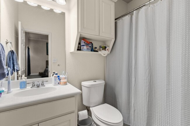 Building Photo - 5 bed 4 bath near campus!