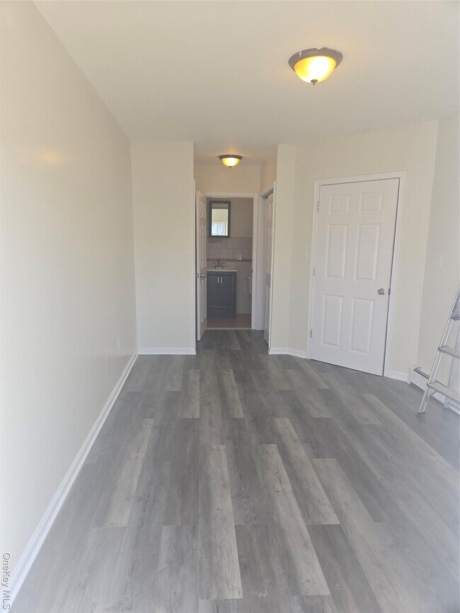 Building Photo - 404 E 54th St