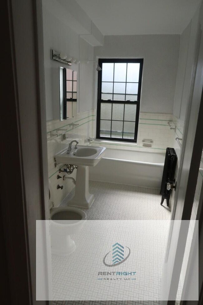 Building Photo - 426 W Briar Pl