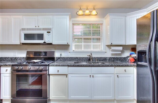 Building Photo - 831 Tanner Dr
