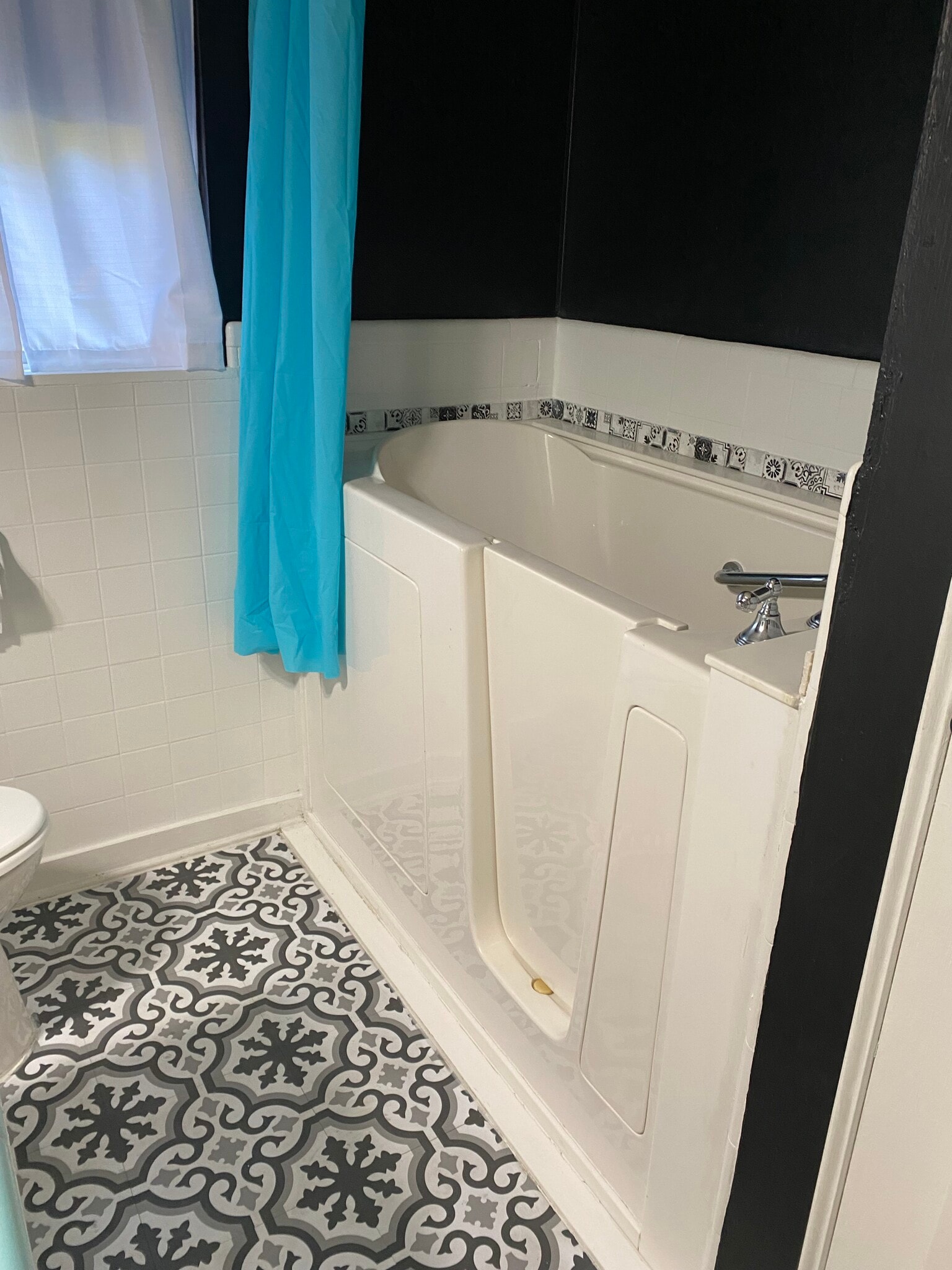 Walk-in, jetted tub - 2101 Palmore Rd